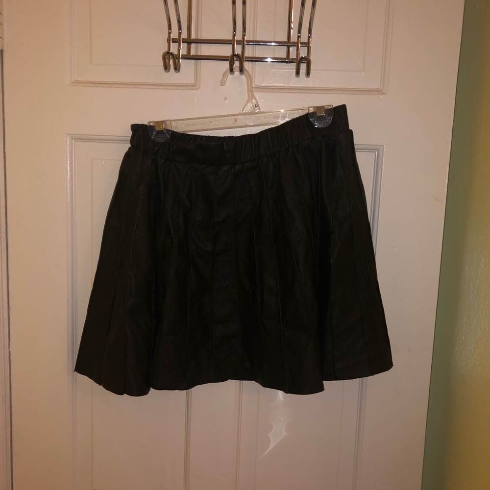 Pleated faux-leather skirt with elastic waist